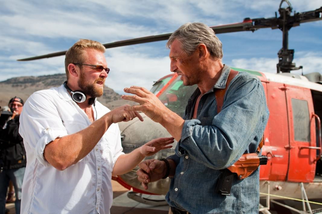 導演喬卡納漢與連恩尼遜（Liam Neeson）在《天龍特攻隊》拍攝現場