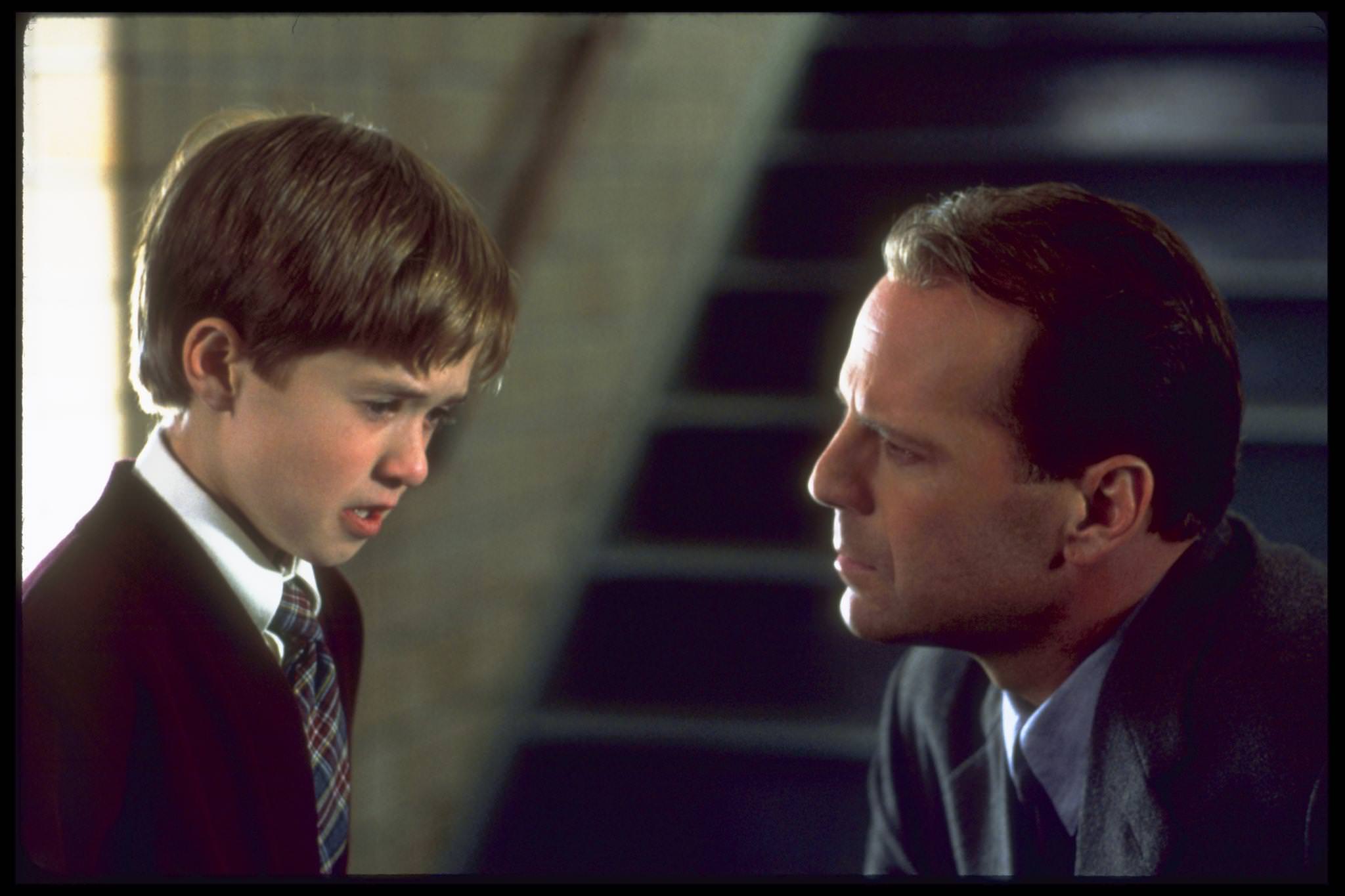still-of-bruce-willis-and-haley-joel-osment-in-the-sixth-sense-(1999)-large-picture