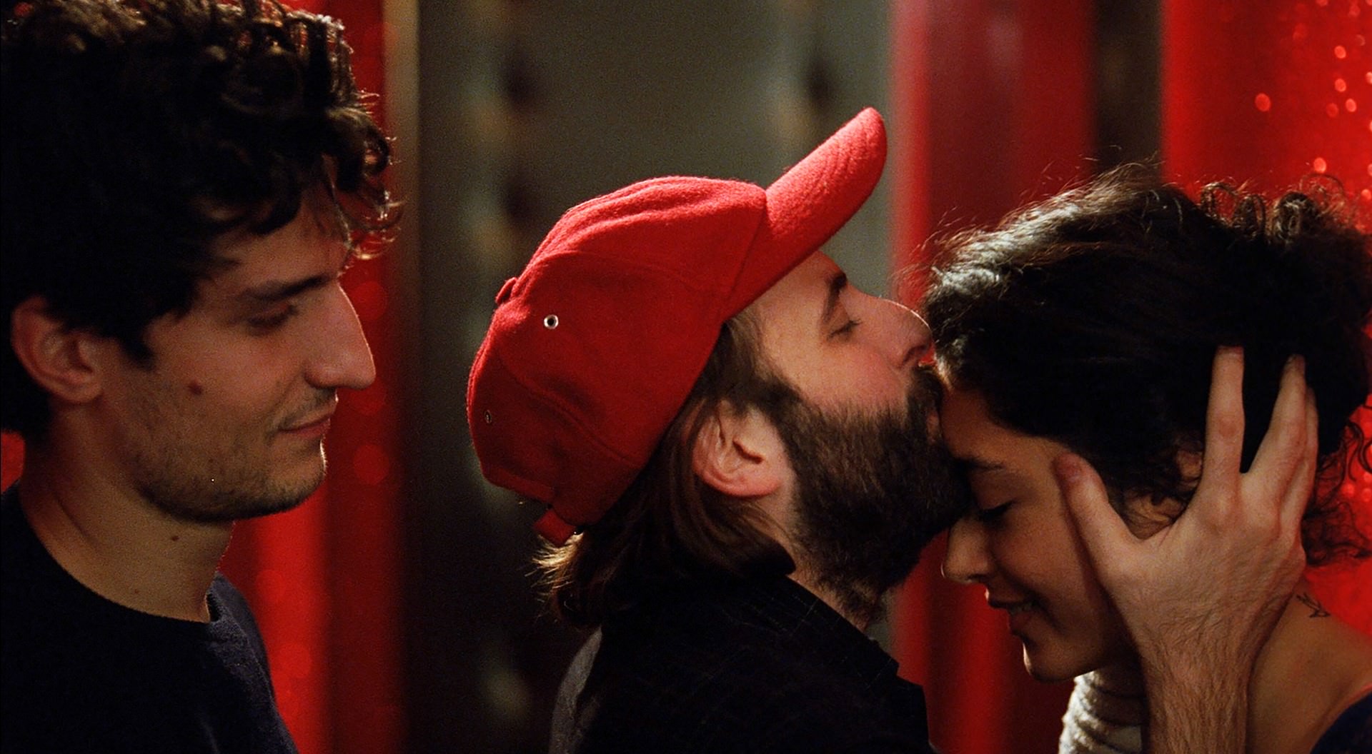 法國美男路易卡瑞首部劇情長片《左右愛為難》，陷入「一邊是友情，一邊是愛情」的兩難