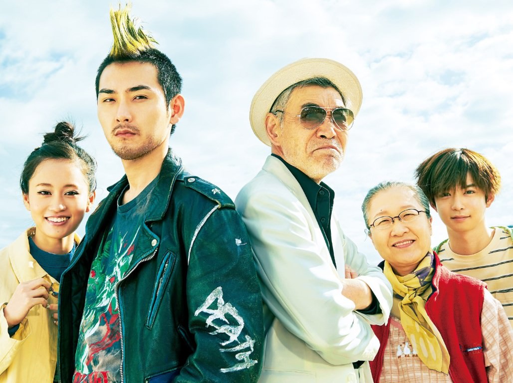《龐克頭返鄉記》松田龍平與柄本明兩大影帝分飾父子，不只拚演技，兩人還尬起音樂