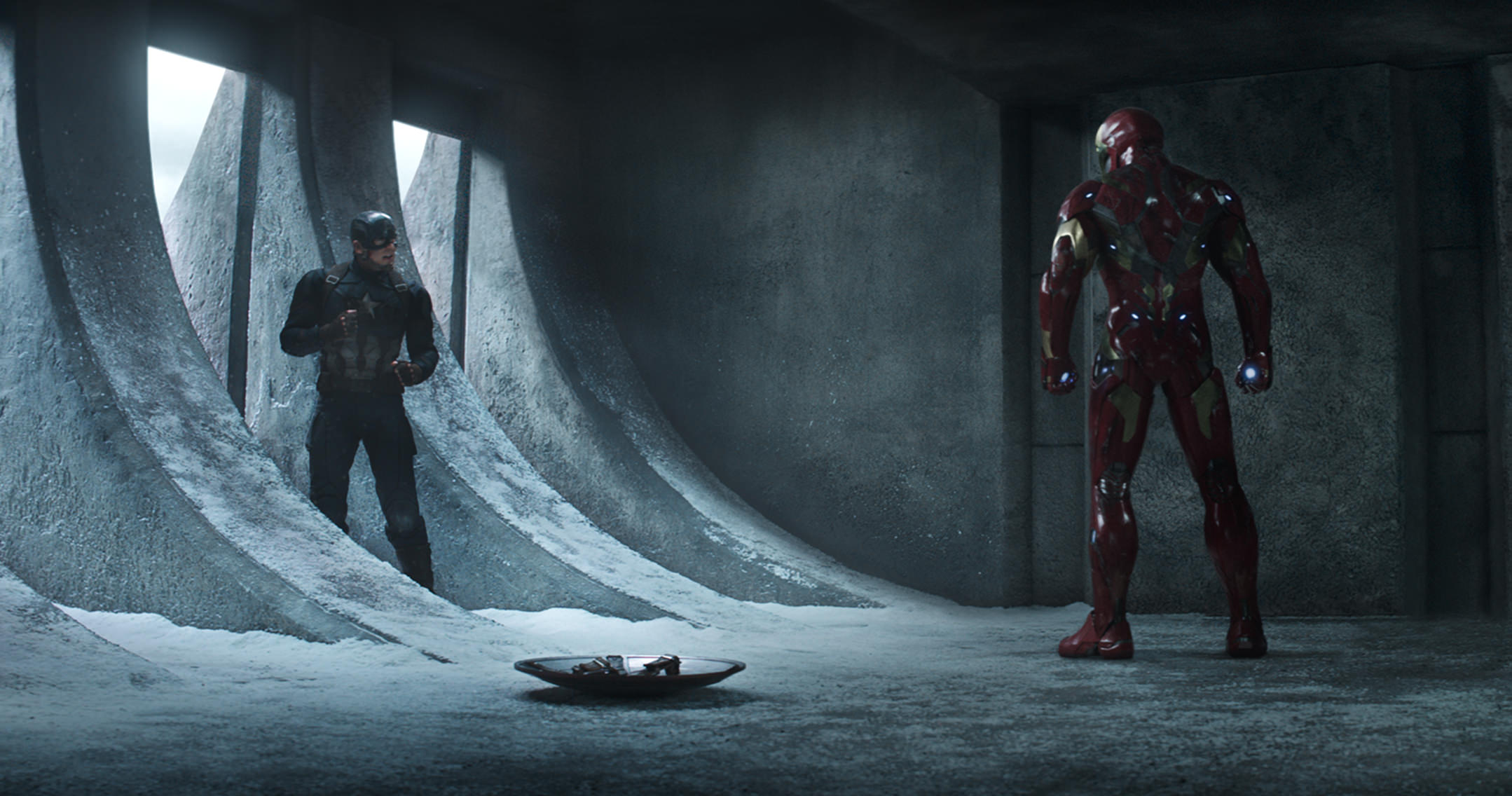 Marvel's Captain America: Civil War..L to R: Captain America/Steve Rogers (Chris Evans) and Iron Man/Tony Stark (Robert Downey Jr.)..Photo Credit: Film Frame..© Marvel 2016
